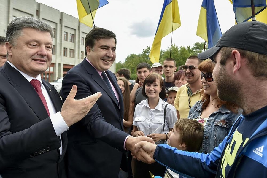 Mikheil Saakashvili (center) and Ukrainian President Petro Poroshenko meet with Odessa residents.