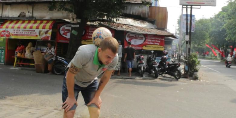 Sergey Litvinov showcasing his skills in the streets of Indonesia - Image by Kompas