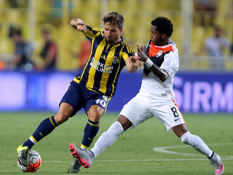Fred (r.) in action in Shakhtar's successful Champions League qualifier against Fenerbahçe. The game could now have an impact on UEFA rules. (Photo by Burak Kara/Getty Images)