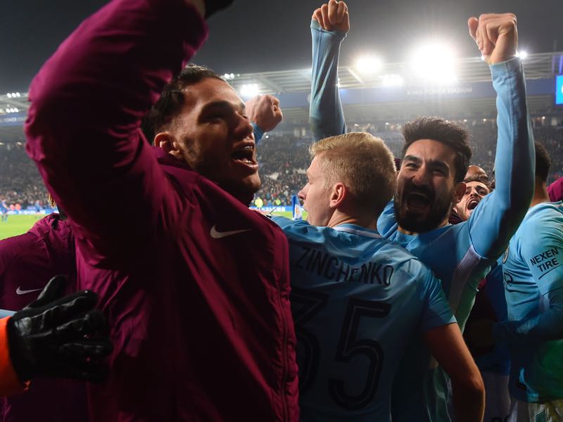 Oleksandr Zinchenko (c.) is celebrating the cup victory against Leicester with his teammates. (PAUL ELLIS/AFP/Getty Images)