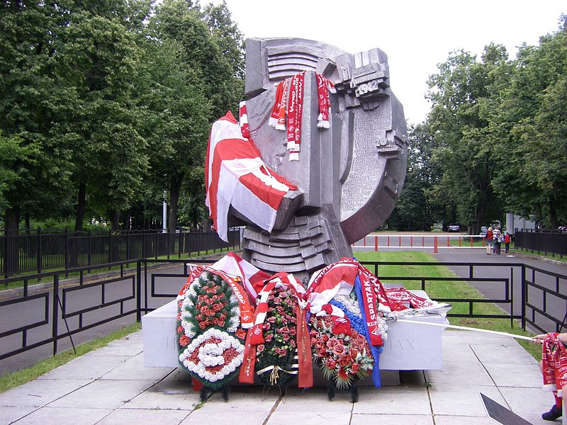 The Luzhniki Disaster Memorial located on the grounds of the stadium. (Chivista CC-BY-SA-3.0)