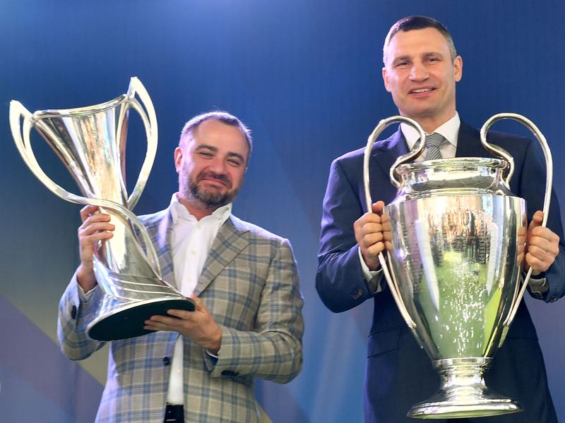 Pavelko (l.) is at the centre of criticism when it comes to the problem of match-fixing. (SERGEI SUPINSKY/AFP/Getty Images)