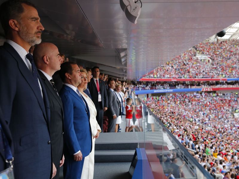 pain's King Felipe VI, FIFA President Gianni Infantino, Russian Prime Minister Dmitry Medvedev and his wife Svetlana Medvedeva attend the 2018 FIFA World Cup round of 16 match between Russia and Spain in Moscow on July 1, 2018. (Photo by Dmitry Astakhov / Sputnik / AFP)