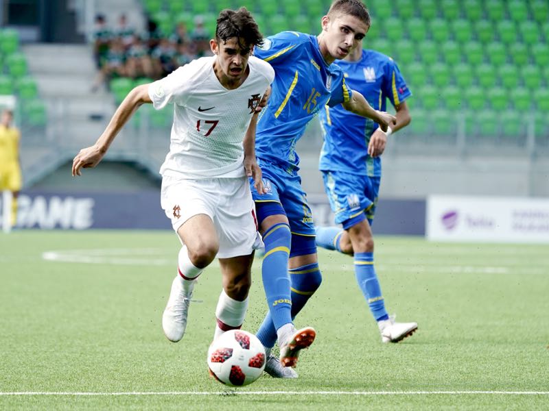 rincao Francisco of Portugal (L) and Kyrylo Dryshliuk of Ukraine vie for the ball during the football 2018 UEFA European Under-19 Championship semifinal match Ukraine vs Portugal in Vaasa, Finland on July 26, 2018. (Photo by Timo Aalto / Lehtikuva / AFP) / Finland OUT (Photo credit should read TIMO AALTO/AFP/Getty Images)