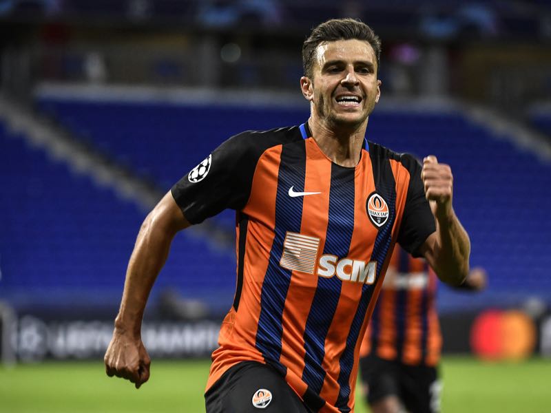 Donetsk's Brazilian forward Júnior Moraes celebrates after scoring during their UEFA Champions League Group F football match Olympique Lyonnais vs FC Shakhtar Donetsk at the OL stadium in Decines-Charpieu on October 2, 2018. (Photo by JEFF PACHOUD / AFP)