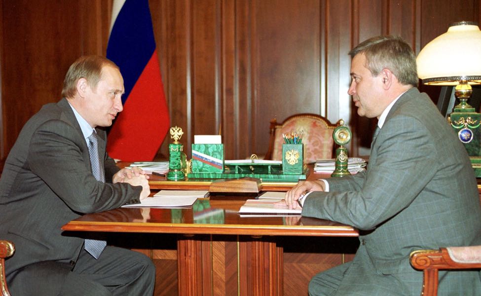 Russian President Vladimir Putin (L) talks to the head of the Russian oil giant Lukoil, Vagit Alekperov (R), during their meeting in the Kremlin, Moscow 23 June 2000, to discuss new projects, such as developing new oil fields in the North of the Caspian Sea and the Timan district. (Photo credit should read AFP/Getty Images)
