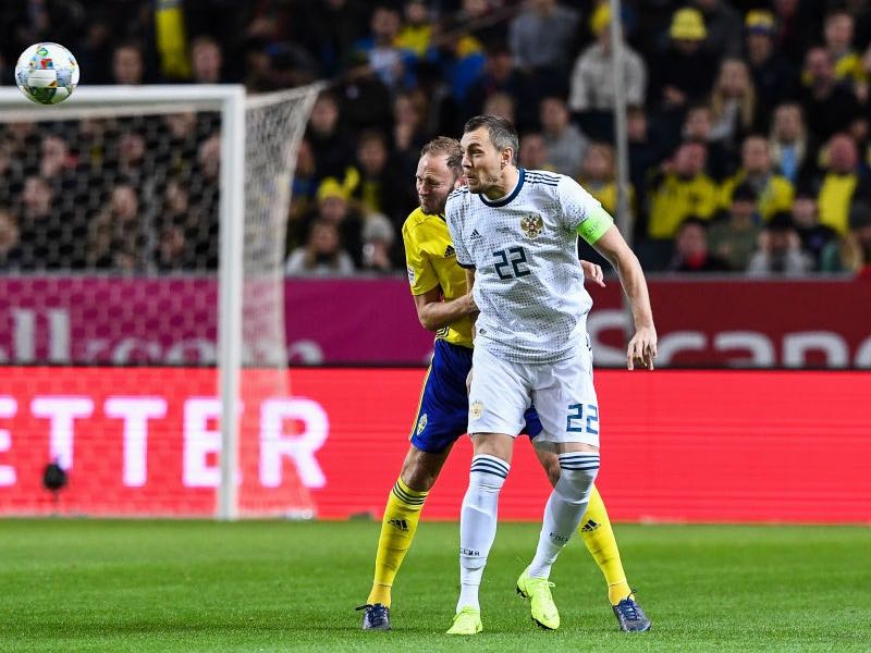 Sweden v Russia - Russia's forward Artem Dzyuba(R) vies with Sweden's defender Andreas Granqvist during the UEFA Nations League football match between Sweden and Russia on November 20, 2018 in Solna. (Photo by Jonathan NACKSTRAND / AFP)