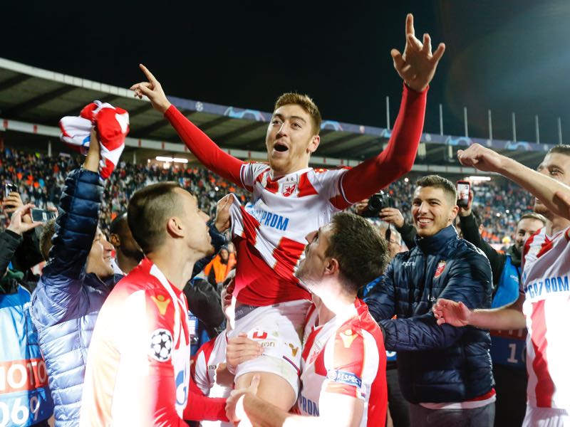 Milan Pavkov (C) of Crvena Zvezda celebrates victory with team mates after the Group C match of the UEFA Champions League between Red Star Belgrade and Liverpool at Rajko Mitic Stadium on November 06, 2018 in Belgrade, Serbia. (Photo by Srdjan Stevanovic/Getty Images)