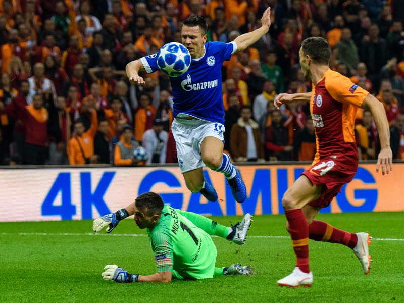 Yeven Konoplyanka of Schalke challenges Fernando Muslera of Galatasaray during the Group D match of the UEFA Champions League between Galatasaray and FC Schalke 04 at Turk Telekom Arena on October 24, 2018 in Istanbul, Turkey. (Photo by Alexander Scheuber/Bongarts/Getty Images)