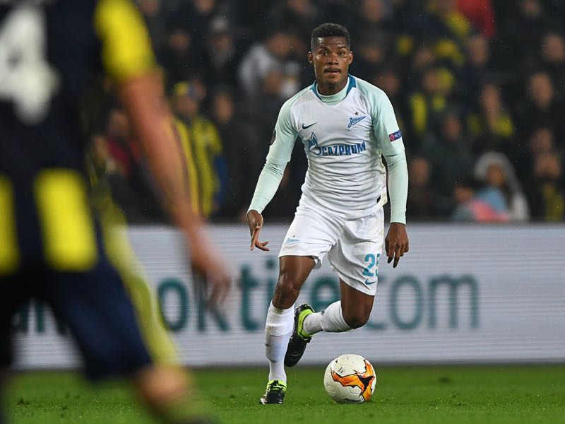 enit St. Petersburg's Colombian midfielder Wilmar Barrios (R) fights for the ball with Fenerbahce's Chilean defender Mauricio Isla during the UEFA Europa League round of 32 first leg football match between Fenerbahce SK and FC Zenit St. Petersburg at the Ulker stadium, in Istanbul, on February 12, 2019. (Photo by OZAN KOSE / AFP) 