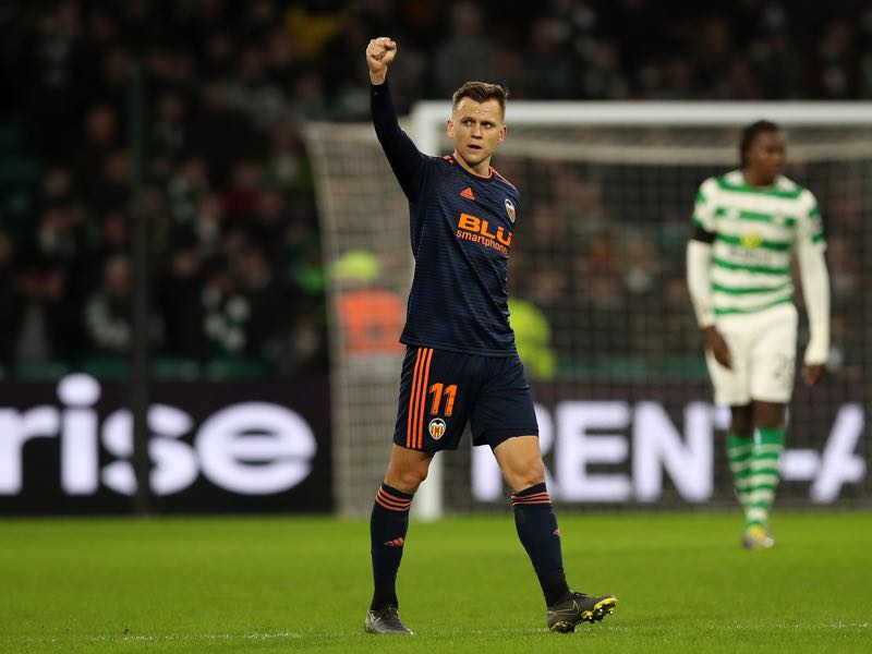 Denis Cheryshev of Valencia celebrates towards the fans after he scores his sides first goal during the UEFA Europa League Round of 32 First Leg match between Celtic and Valencia at Celtic Park on February 14, 2019 in Glasgow, Scotland, United Kingdom. (Photo by Ian MacNicol/Getty Images)