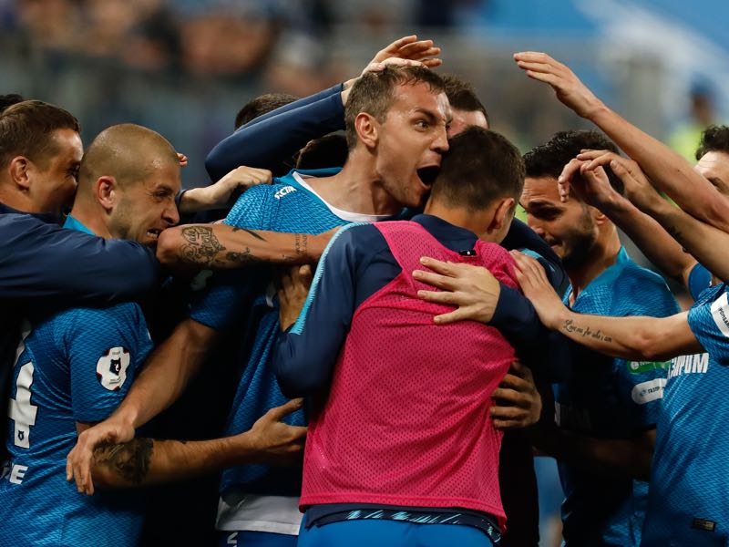 Artem Dzyuba (C) of FC Zenit Saint Petersburg celebrates his goal with teammates during the Russian Premier League match between FC Zenit Saint Petersburg and FC Dynamo Moscow on April 24, 2019 in Saint Petersburg, Russia. (Photo by Epsilon/Getty Images)