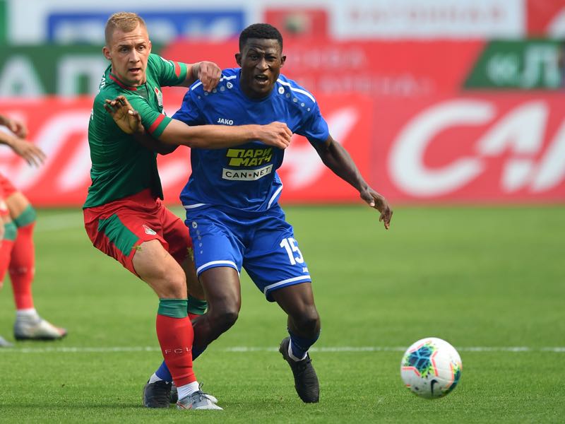Dmitri Barinov of FC Lokomotiv Moscow and Usman Muhammed of FC Tambov vie for the ball during the Russian Football League match between FC Lokomotiv Moscow and FC Tambov at Lokomotiv Stadium on July 21, 2019 in Moscow, Russia. (Photo by Epsilon/Getty Images)